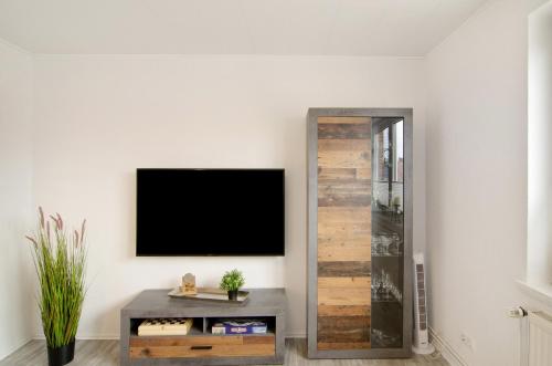 a living room with a tv on a wall at Ferienwohnung City in Emden