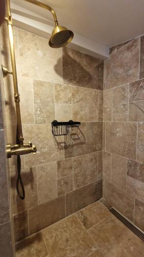 La salle de bains est pourvue d'une douche éclairée. dans l'établissement KÄBANE 81, Lodge avec spa au bord de l'eau, à Prouilly