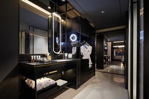 成都市にあるISEYA Design Hotel Chengdu Taikoo Liの洗面台と鏡のあるバスルーム
