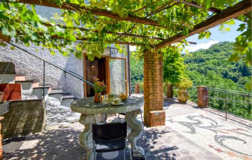 Un balcón o terraza en Stunning Apartment In Mezzanego
