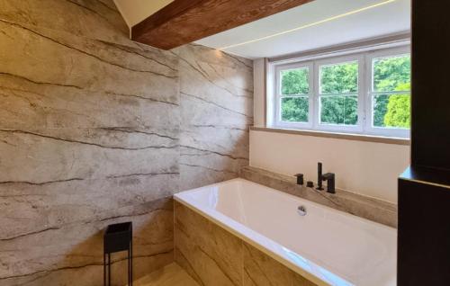 Ένα μπάνιο στο Lovely Home In Lubniewice With Wifi