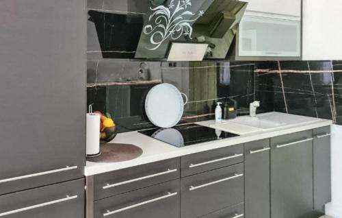 Η κουζίνα ή μικρή κουζίνα στο Lovely Home In Lubniewice With Wifi