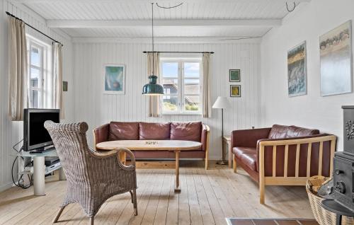Posezení v ubytování Cozy Home In Blåvand With Sauna