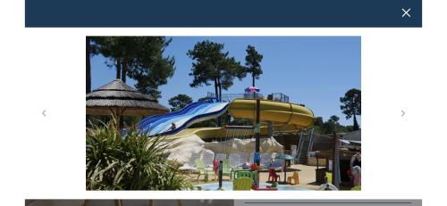 - un parc aquatique avec toboggan dans l'établissement Magnifique mobil-home, à La Tremblade