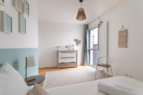 une chambre blanche avec un lit et une commode dans l'établissement Namasté - Bel appt pour 5 avec terrasse parking, à Rennes