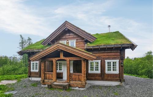 ein kleines Blockhaus mit Grasdach in der Unterkunft 4 Bedroom Lovely Home In Hovet in Hovet
