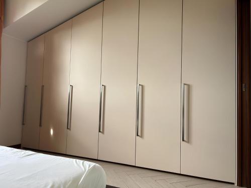 a row of wardrobes in a bedroom at Appartamento Antony's House in Limbiate