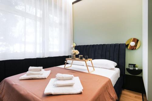 una camera da letto con un letto e asciugamani su un tavolo di Easylife - Milano - Vittore 45 I - Sant'Ambrogio a Milano