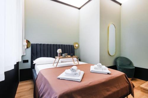 una camera da letto con un letto con due asciugamani sopra di Easylife - Milano - Vittore 45 I - Sant'Ambrogio a Milano