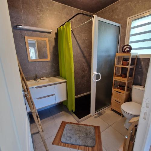 Koupelna v ubytování Le chalet de Langevin