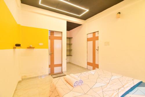 Ένα ή περισσότερα κρεβάτια σε δωμάτιο στο EMPYREAN STAY ll 3BHK ll JAGUAR VILLA ll AC ll PVT POOL ll LUXURY