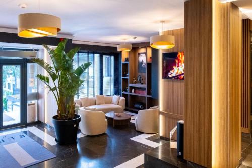 a living room with a potted plant and a couch at Elexus Predeal in Predeal