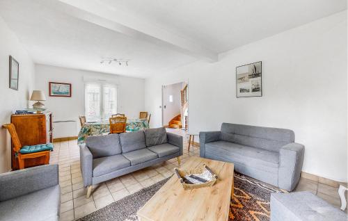 un salon avec deux canapés et une table basse dans l'établissement Awesome Home In Saint-Malo With Wifi, à Saint-Malo