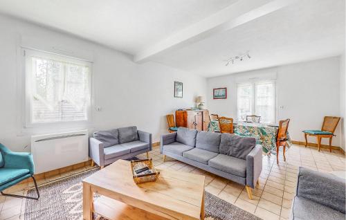 un salon avec deux canapés et une table dans l'établissement Awesome Home In Saint-Malo With Wifi, à Saint-Malo