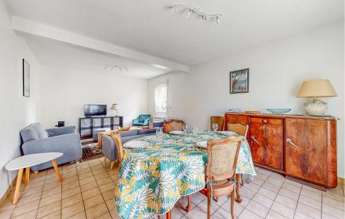 un salon avec une table et un canapé dans l'établissement Awesome Home In Saint-Malo With Wifi, à Saint-Malo