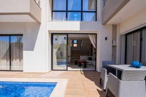 La alberca dentro o cerca de Aussie Beach Villa in Hammamet