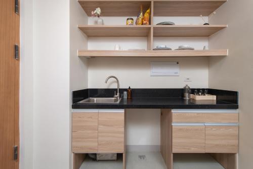 Kuchyň nebo kuchyňský kout v ubytování The Grid Co-Living Managed by HII