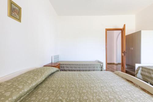 ein Schlafzimmer mit einem großen Bett in einem Zimmer in der Unterkunft Sisters` house by BarbarHouse in Marina di Mancaversa