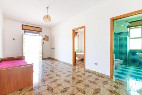 ein großer Raum mit Glastür und ein Badezimmer in der Unterkunft Sisters` house by BarbarHouse in Marina di Mancaversa