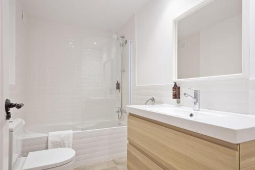 un bagno bianco con lavandino e WC di Luderna - Apartamento Aiguestortes a Vielha