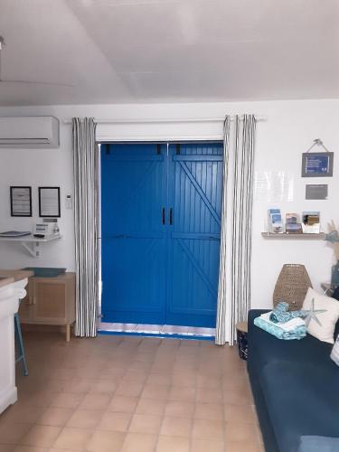 - une porte de garage bleue dans le salon avec un canapé dans l'établissement 