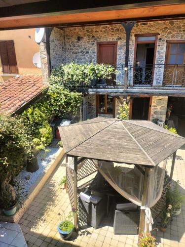 an outdoor patio with a table and a building at Lecarréblanc in Izaut-de-lʼHôtel