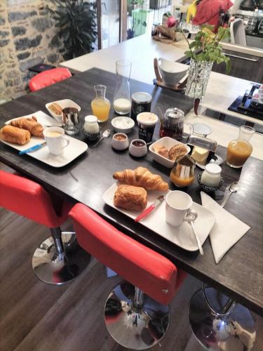 a table with breakfast foods and drinks on it at Lecarréblanc in Izaut-de-lʼHôtel