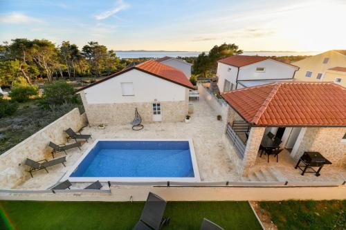 Crowonder Villa Smile with Swimming Pool and Stone Backyard