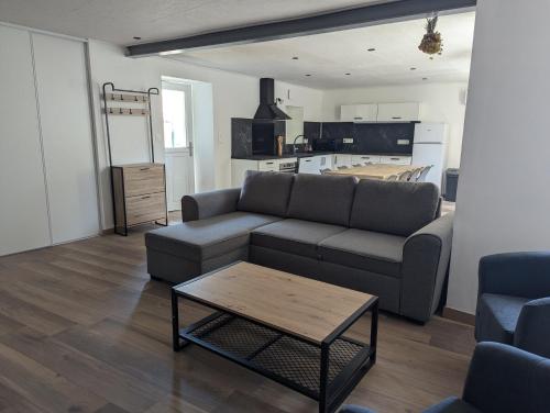 un salon avec un canapé et une table basse dans l'établissement Maison de village au centre de Vallon-Pont-d'Arc, à Vallon-Pont-dʼArc