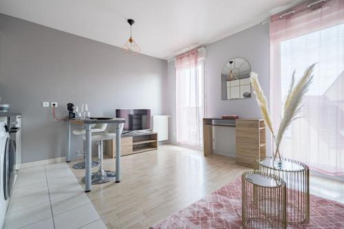 un salon avec une table et une cuisine dans l'établissement Studio Rosa, à Vigneux-sur-Seine