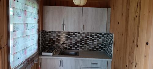 a kitchen with a sink and a counter top at Yavuzyılmaz Tesisleri in Macka