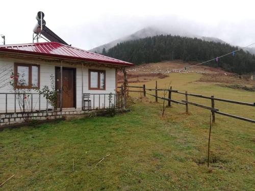 a small house on a hill with a fence at Yavuzyılmaz Tesisleri in Macka