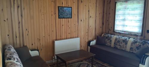 a living room with a couch and a table at Yavuzyılmaz Tesisleri in Macka