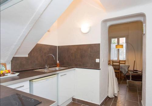 une cuisine avec un évier et un plan de travail dans l'établissement A 5' de la plage, à Cannes