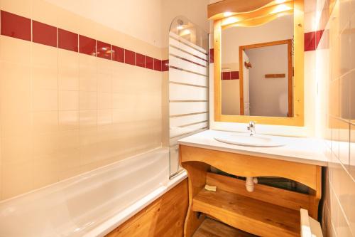 une salle de bain avec un lavabo et une baignoire dans l'établissement Le Chamroussien - Appt 6p, au pied des pistes, à Chamrousse