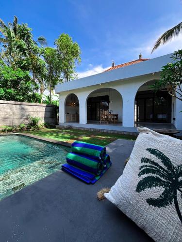 Kolam renang di atau dekat dengan Pradnya Villa by Prasi