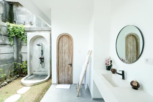 Bilik mandi di Pradnya Villa by Prasi