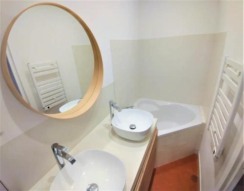 une salle de bain avec un lavabo blanc et un miroir dans l'établissement Lumineux appart 4 chambres, clim et tout équipé, à Marseille