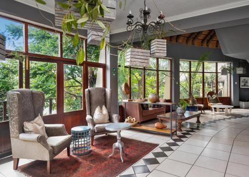 Un lugar para sentarse en Jozini Tiger Lodge & Spa by Dream Resorts