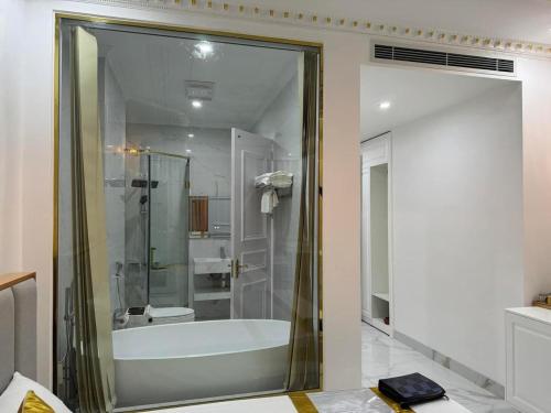 a bathroom with a bath tub and a shower at Đông Thắm Hotel in Diện Biên Phủ