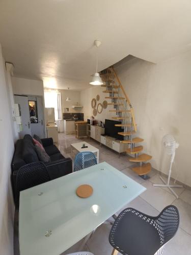 un salon avec un canapé et une table dans l'établissement Escale Chic - Un duplex plein de style à Toulon, à Toulon