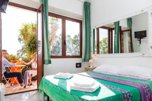 Postel nebo postele na pokoji v ubytování Helios Hotel