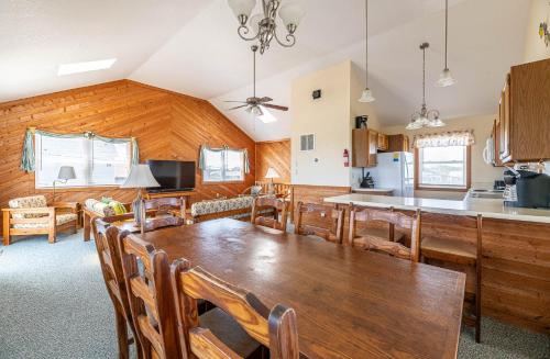 Una cocina y un comedor con una mesa de madera. en Byrd's Nest, en Kill Devil Hills