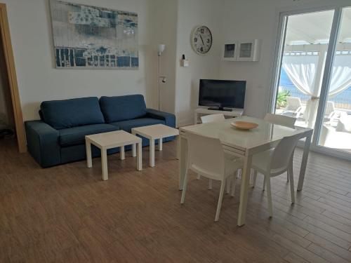 TV a/nebo společenská místnost v ubytování Villa Punta Piccola sul mare