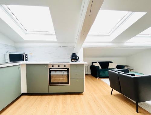 Il comprend une cuisine équipée d'une cuisinière et un salon. dans l'établissement Saint-Epvre ! Appartement T3, à Nancy