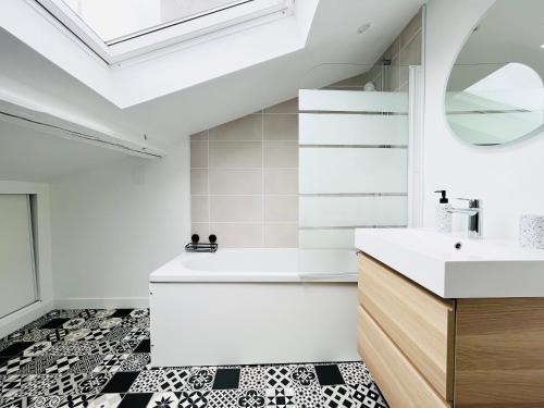 une salle de bain avec un lavabo et un miroir dans l'établissement Saint-Epvre ! Appartement T3, à Nancy