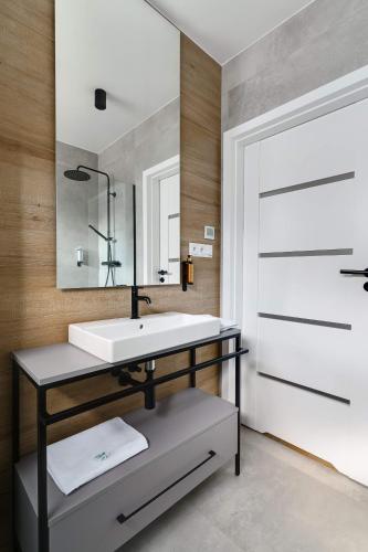 a bathroom with a sink and a mirror at Chill na Skrzynce in Skrzynka Wielka
