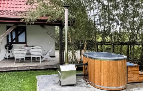 Taman di luar Beautiful Home In Szarejki With Wifi