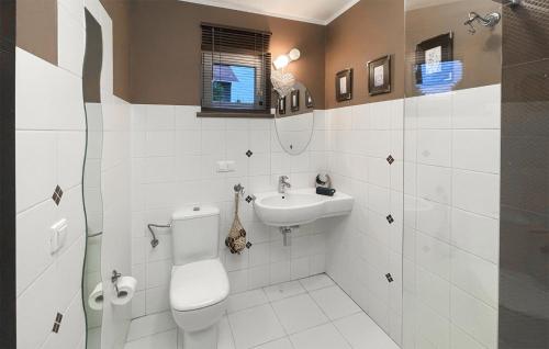 Bilik mandi di Beautiful Home In Szarejki With Wifi
