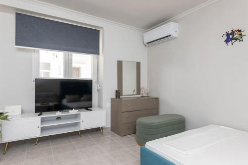 TV a/nebo společenská místnost v ubytování Elegant Apartment Piraeus